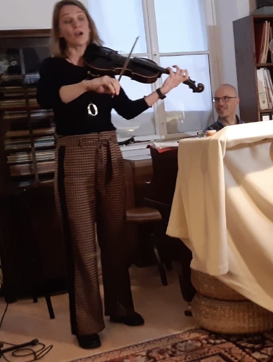 Doris spielt Geige in einem Restaurant.