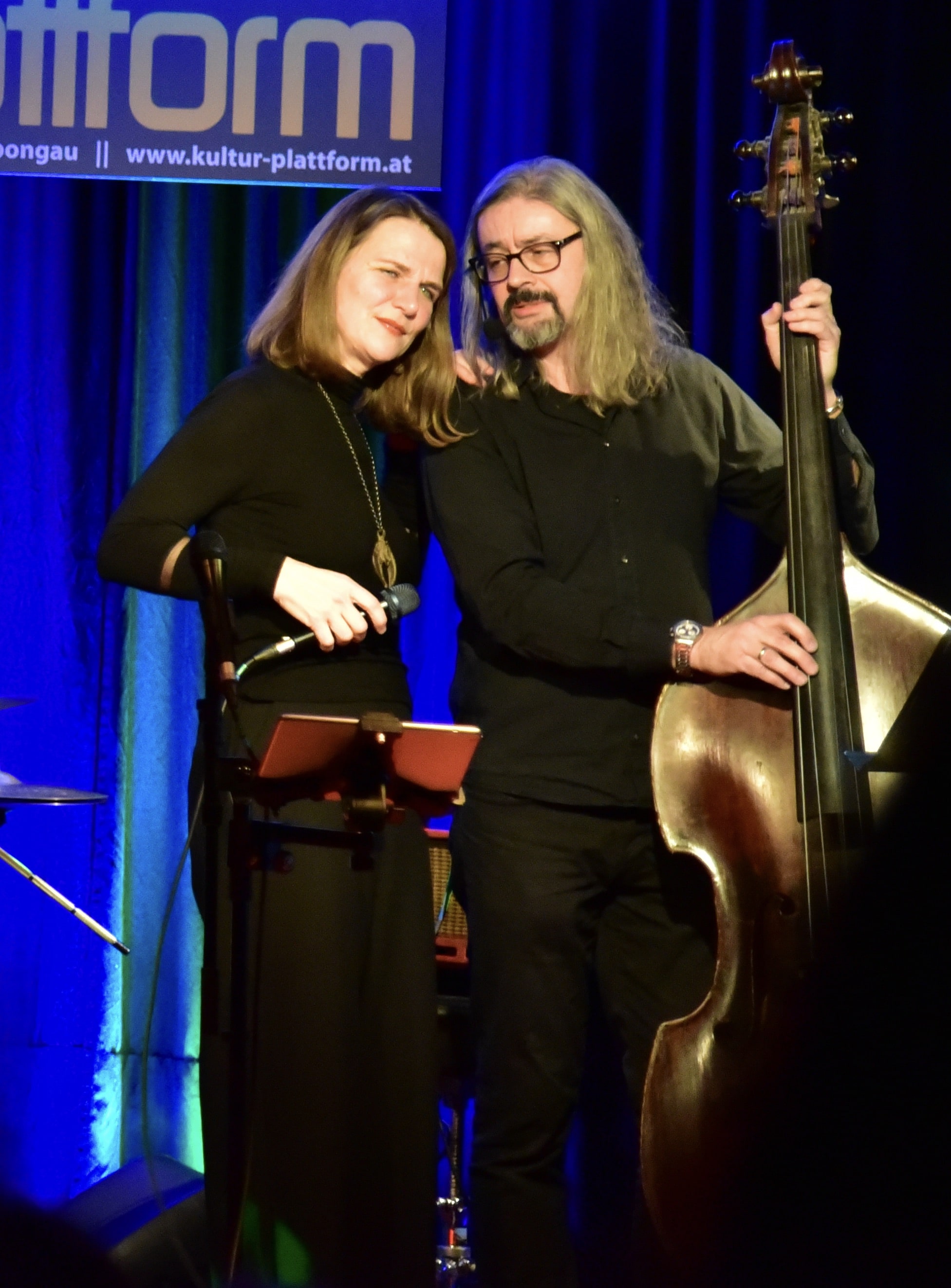 Doris mit Bass-Spieler auf Bühne.