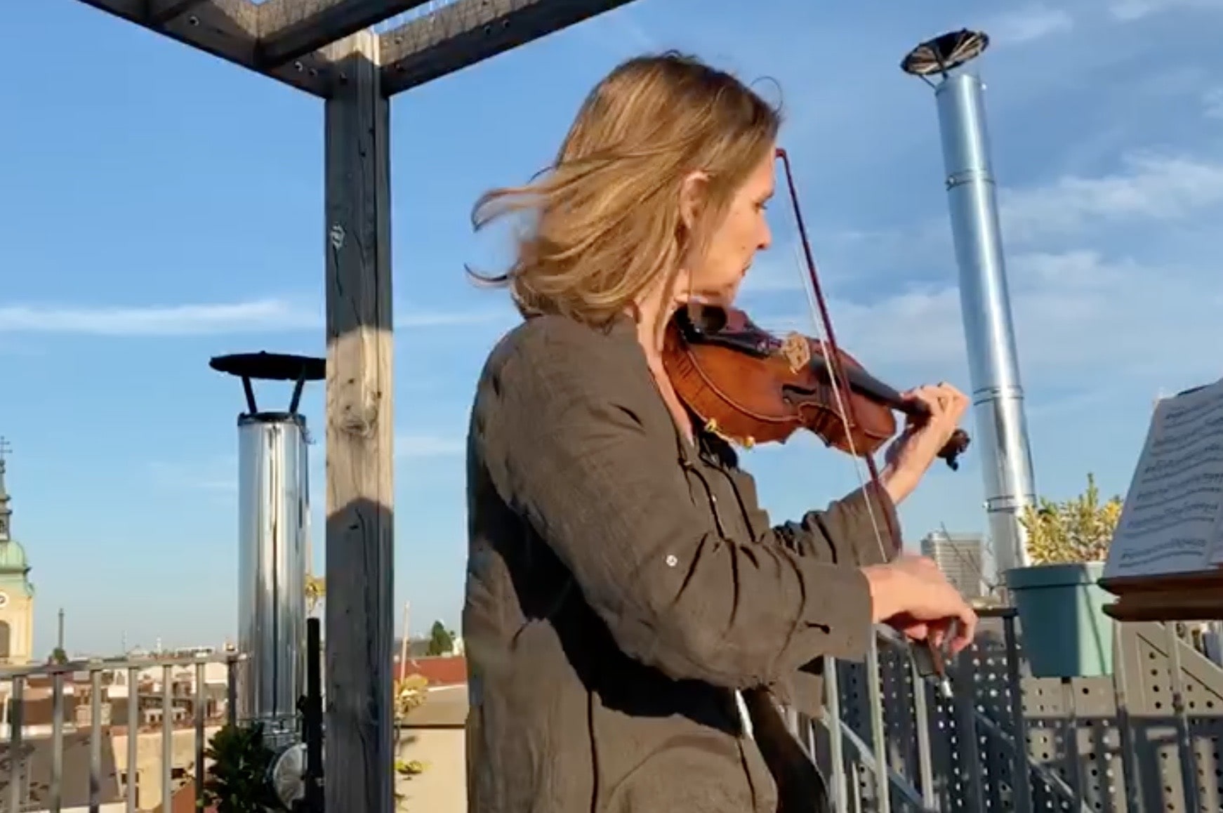 Doris spielt Geige auf Balkon.