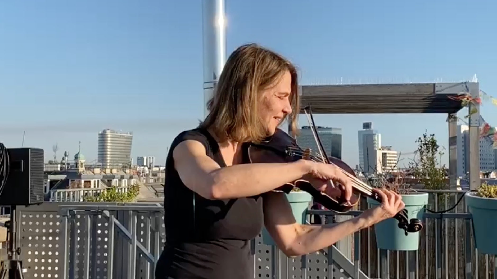 Doris Geigespielend auf Terrasse