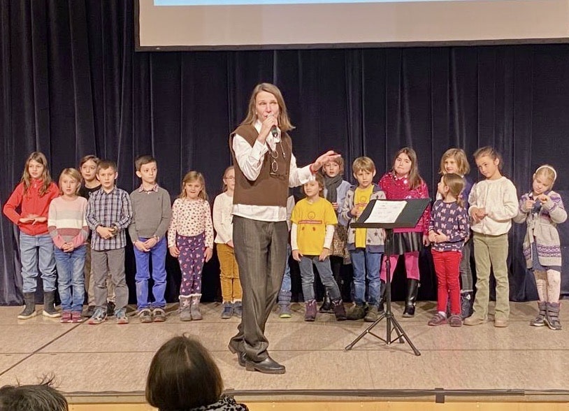 Doris mit Kinderchor auf der Bühne.