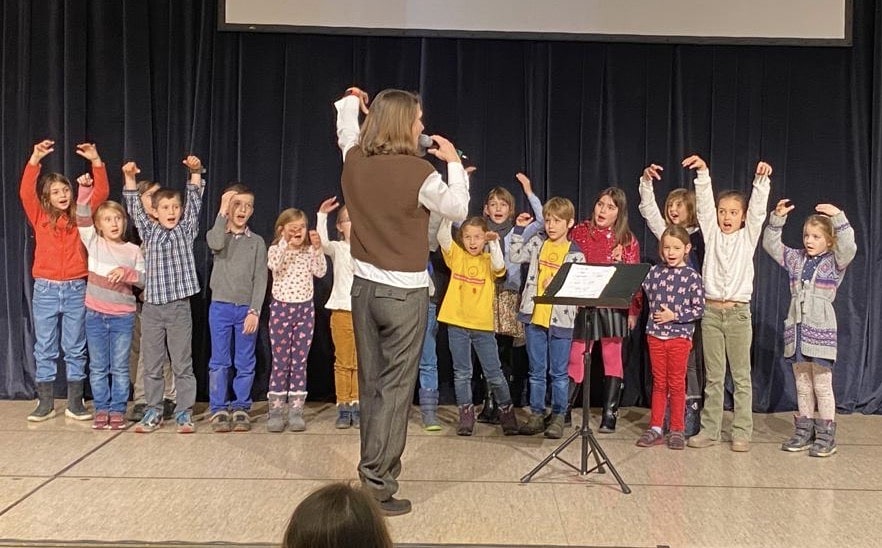 Doris mit Kinderchor auf der Bühne.