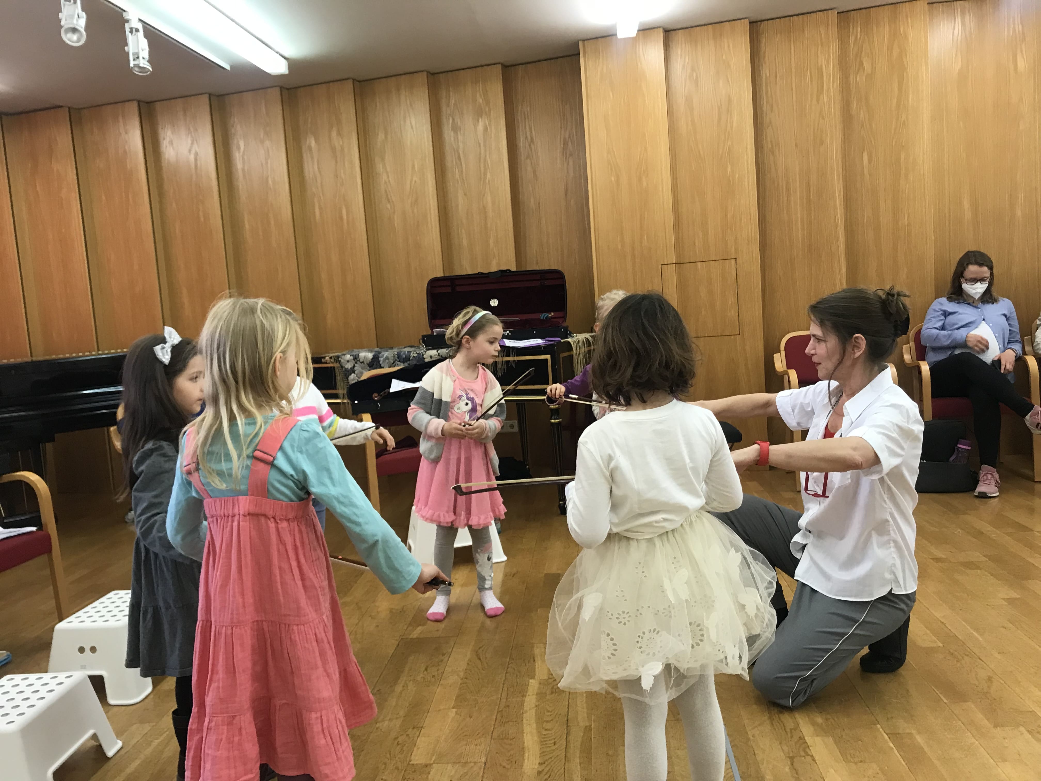Musikunterricht mit vier Kindern.