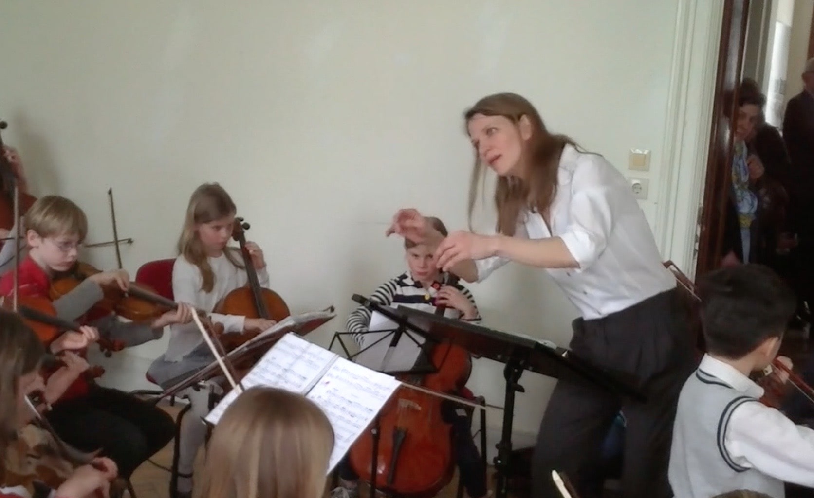 Unterricht von Kindern mit Streichinstrumenten.