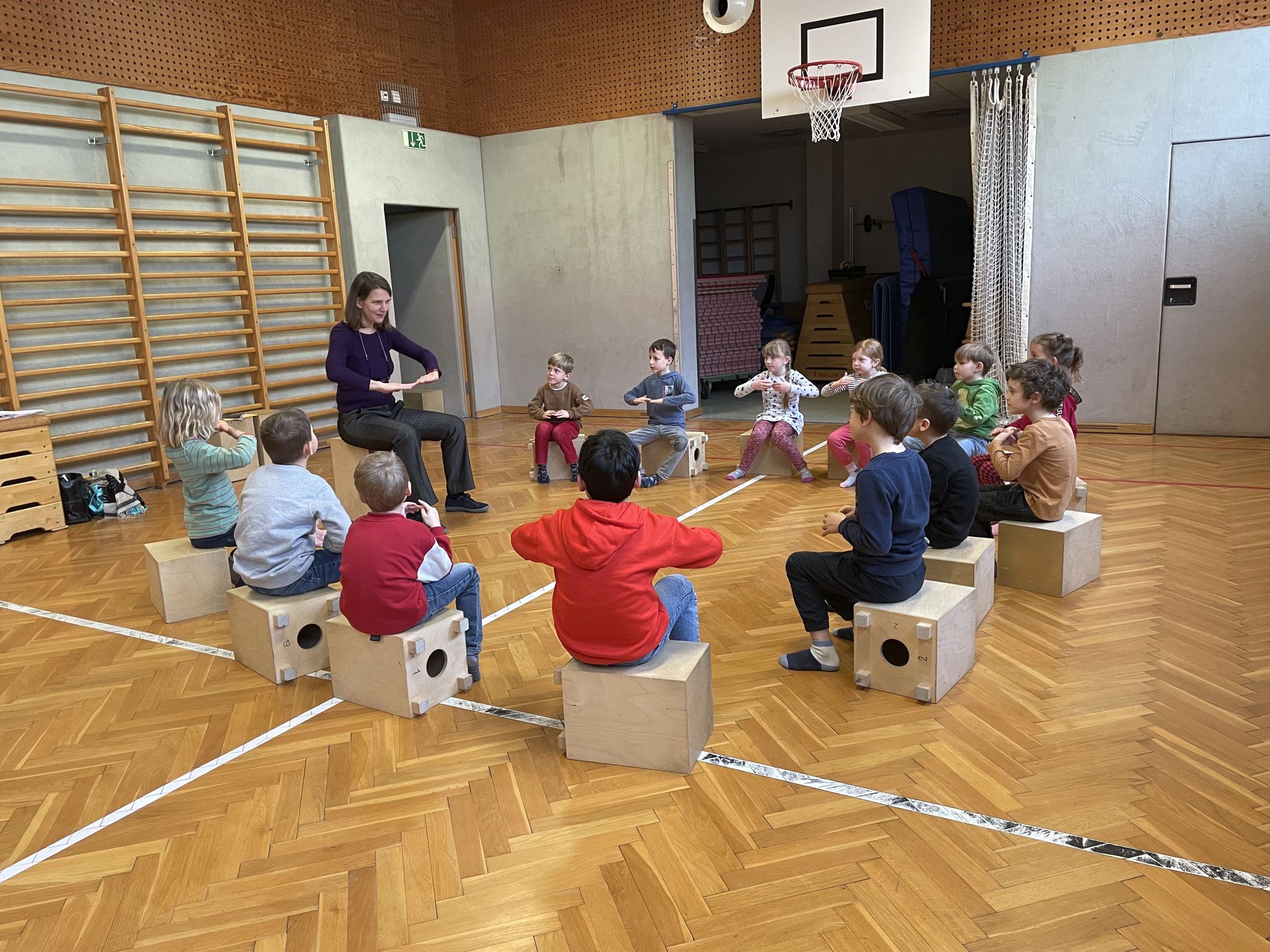 Kinder im Sitzkreis in Doris' Unterricht.