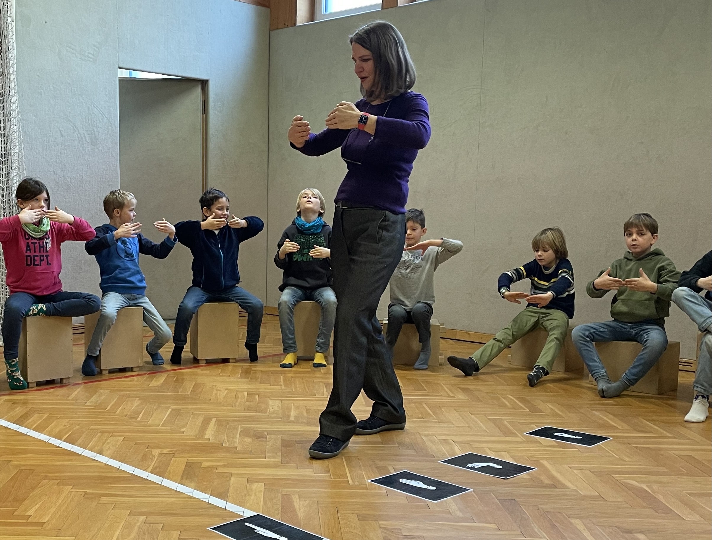 Kinder im Sitzkreis um Doris herum