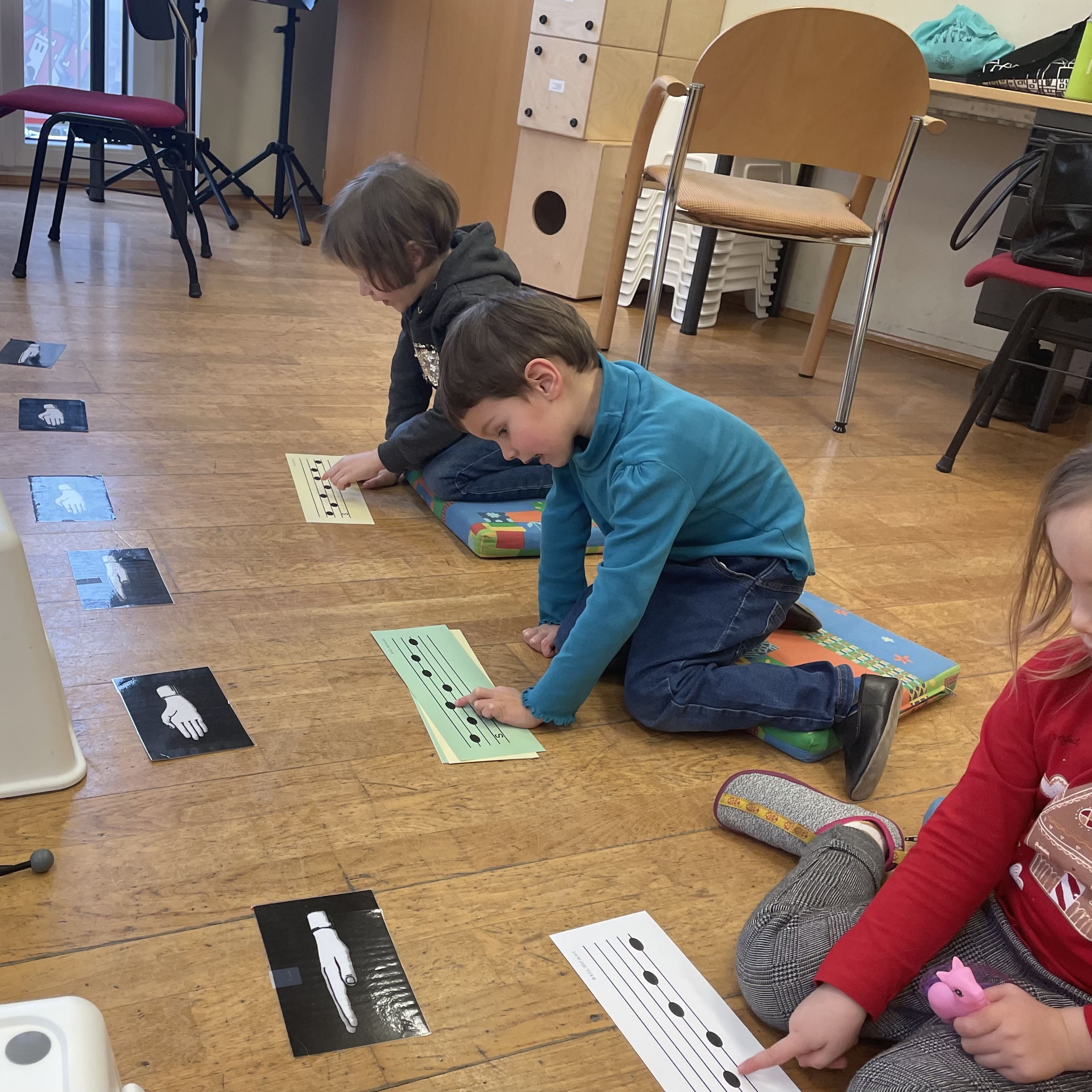 Kinder üben Notenlesen im Unterricht.