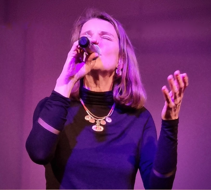 Doris singend auf der Bühne.